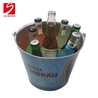 Cubeta de hielo de hojalata con abrebotellas