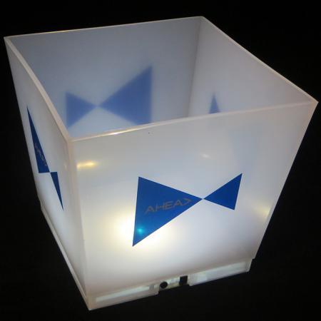 Cubo led de luz blanca con logo epoxi. 