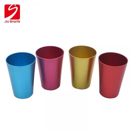 Vasos multicolores de aluminio anodizado metalizado. 