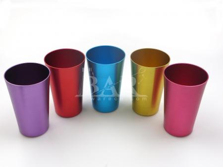 Vasos vintage de metal anodizado y variados. 